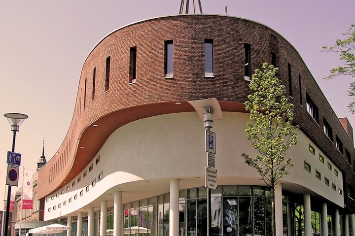 Cultuurcentrum vanBeresteyn. podium voor jong en oud